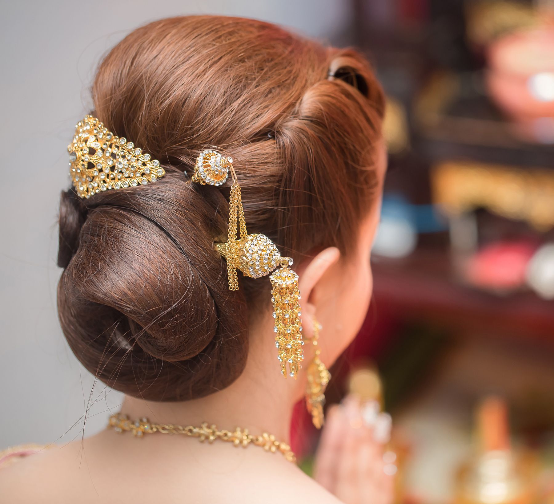 ทรงผมเจ้าสาวประดับด้วยเครื่องทอง (Credit: Shutterstock)