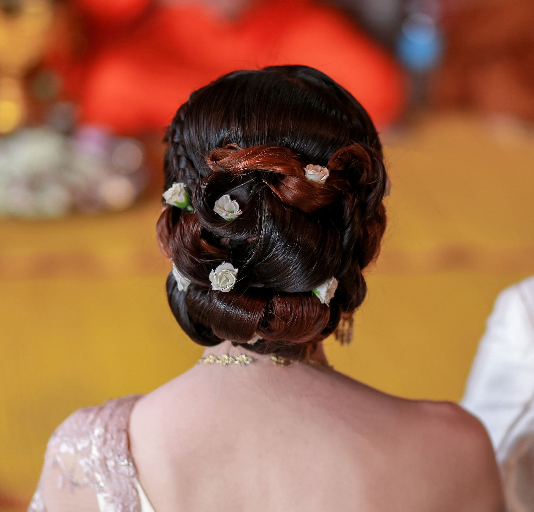 ทรงผมเจ้าสาวแบบเกล้า (Credit: Shutterstock)