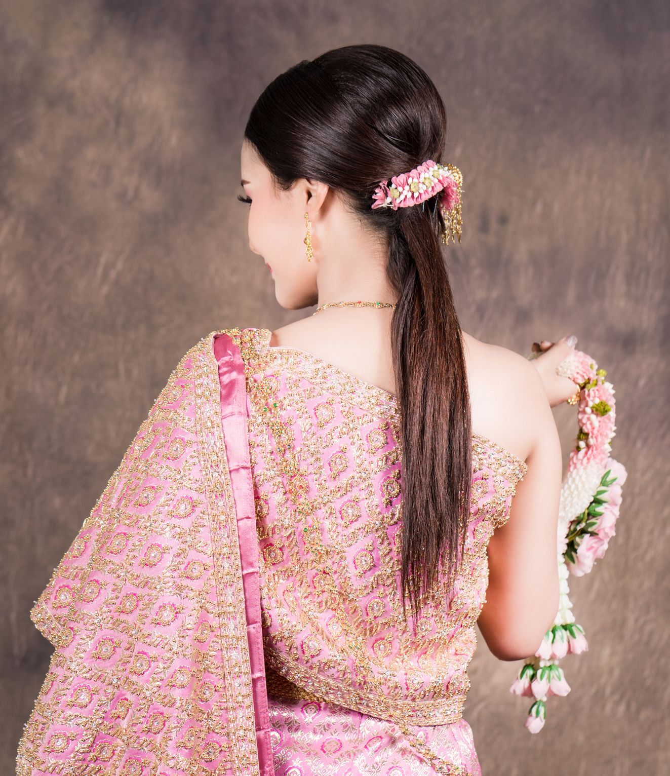 ทรงผมเจ้าสาวแบบรวบ (Credit: Shutterstock)