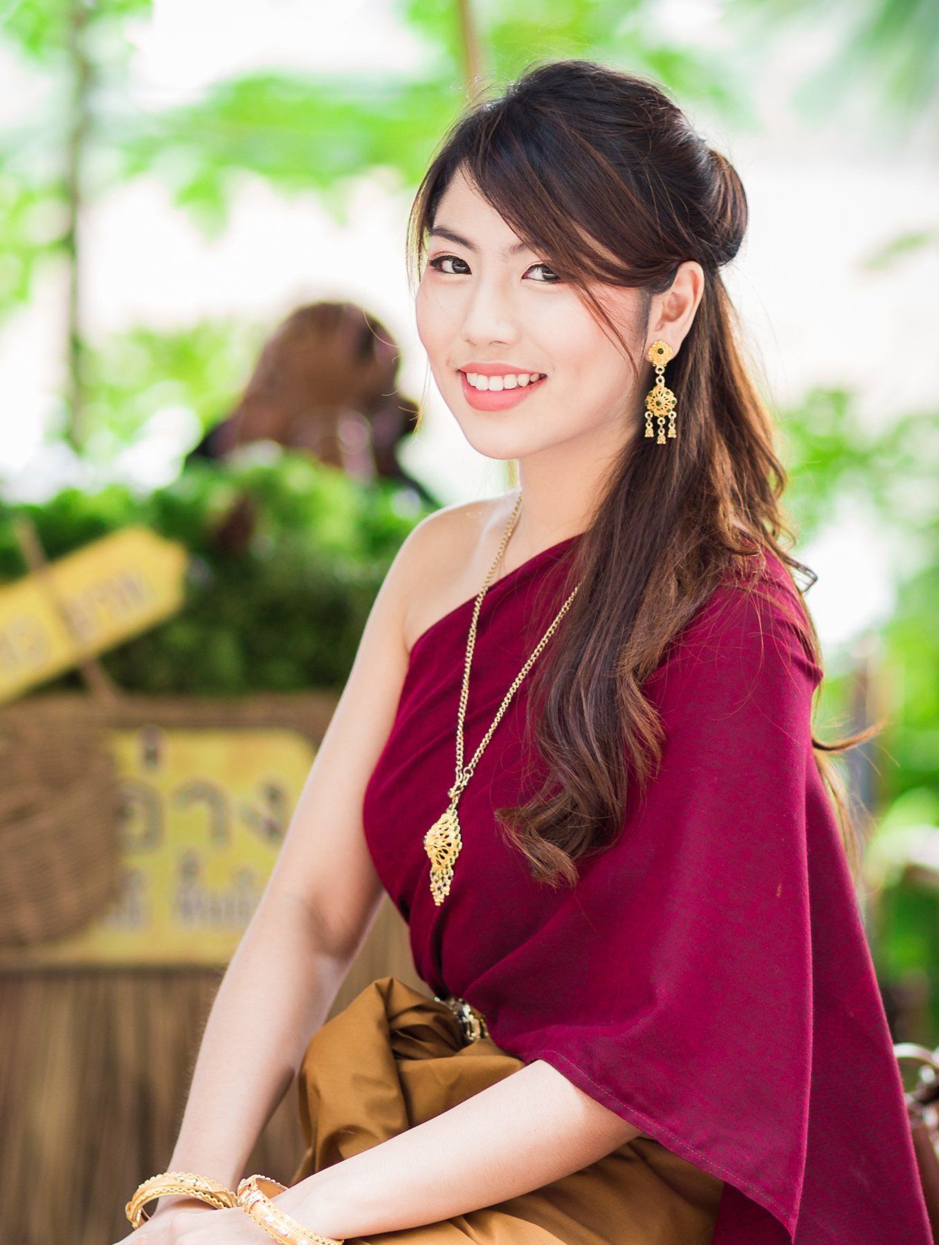 การโยกผมด้านหน้าพาดลงมายังช่วงแก้ม ช่วยพรางหน้ากลมๆ ได้ (Credit: Rex by Shutterstock)