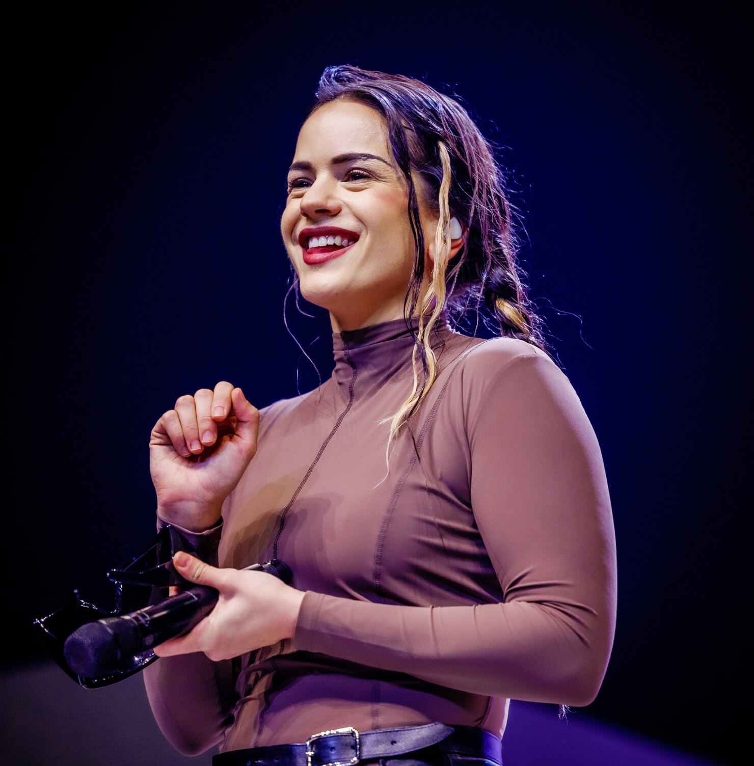 Rosalia นักร้องสาวสเปน บนเวที ยิ้ม หน้าใส