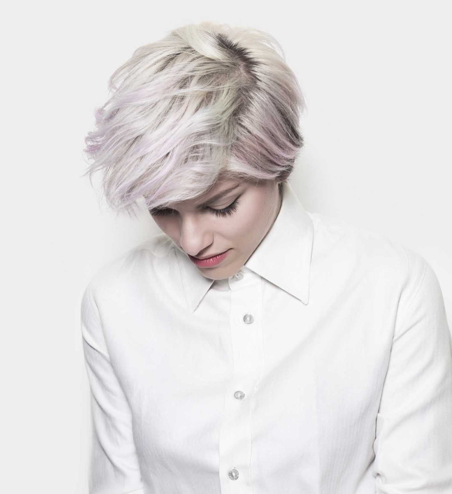 สีเงิน (Credit : Shutterstock)