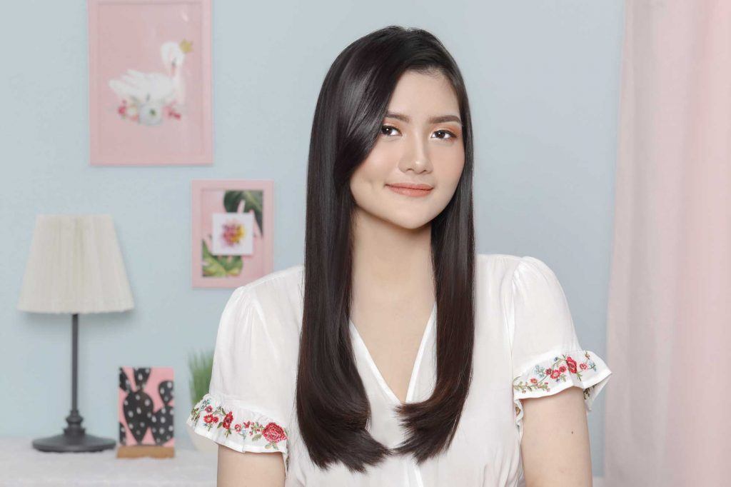 ผู้หญิงเอเชียผมยาวสีดำ