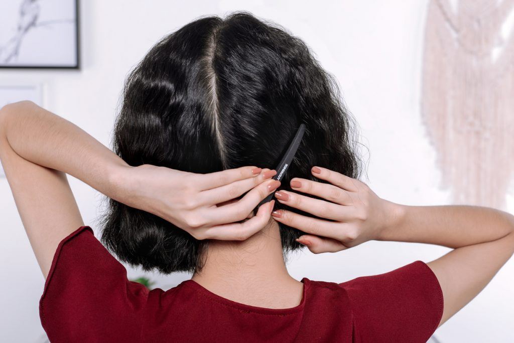 ผู้หญิง เอเชีย ผมสั้นหยักศก หันหลัง แบ่งผมแสกกลาง