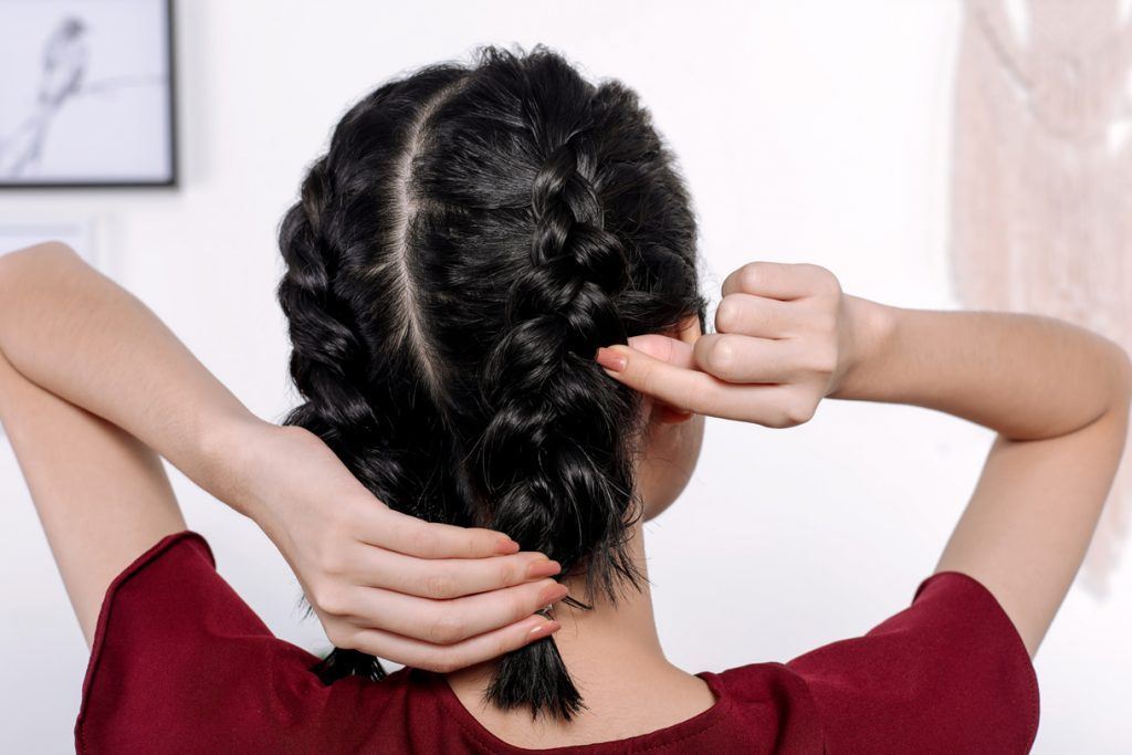 ผู้หญิง เอเชีย หันหลัง ผมสั้นหยักศก ถักเปียสองข้าง