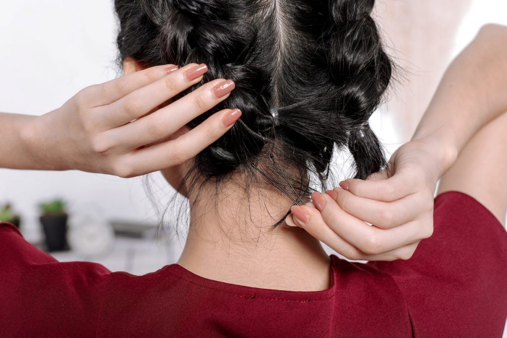 ผู้หญิง เอเชีย ผมสั้นหยักศก หันหลัง ติดกิ๊บหางเปีย 