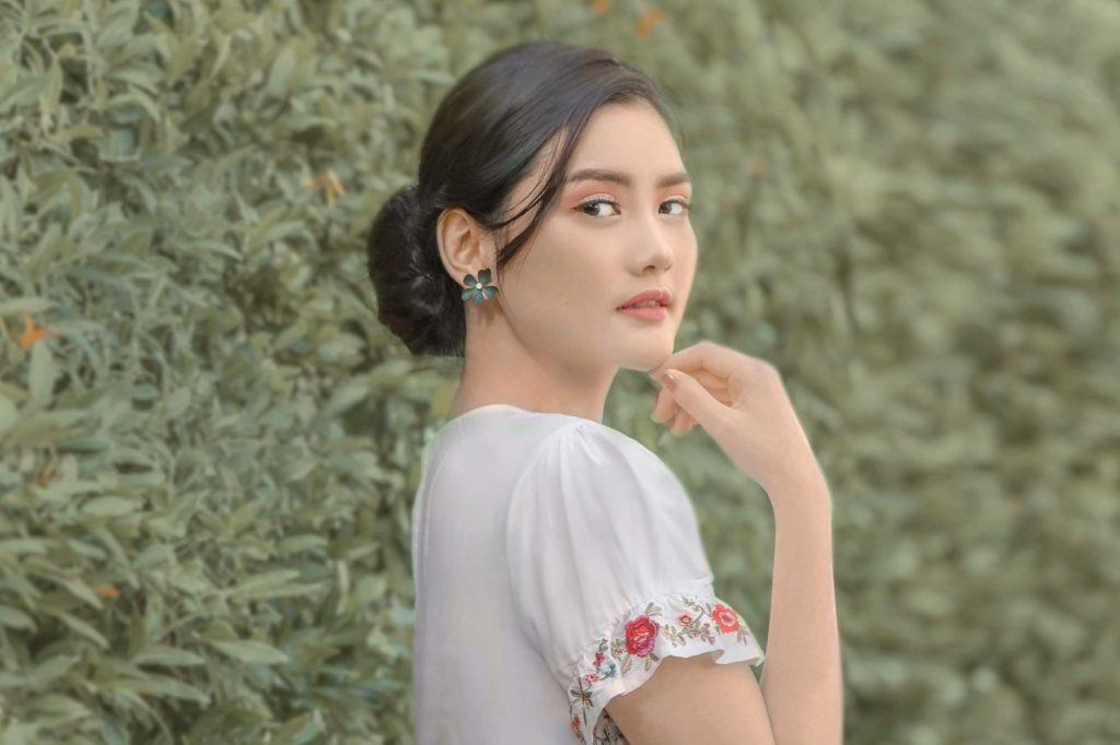 ผู้หญิงเอเชียผมยาวสีดำ ทรง ผม เกล้า ต่ำ