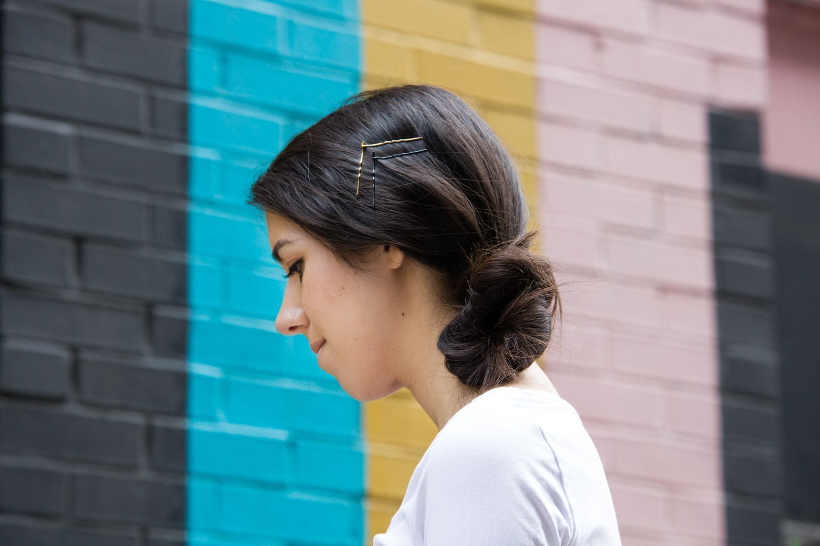 รวบผมผูกไว้ด้านข้างและติดกิ๊บ