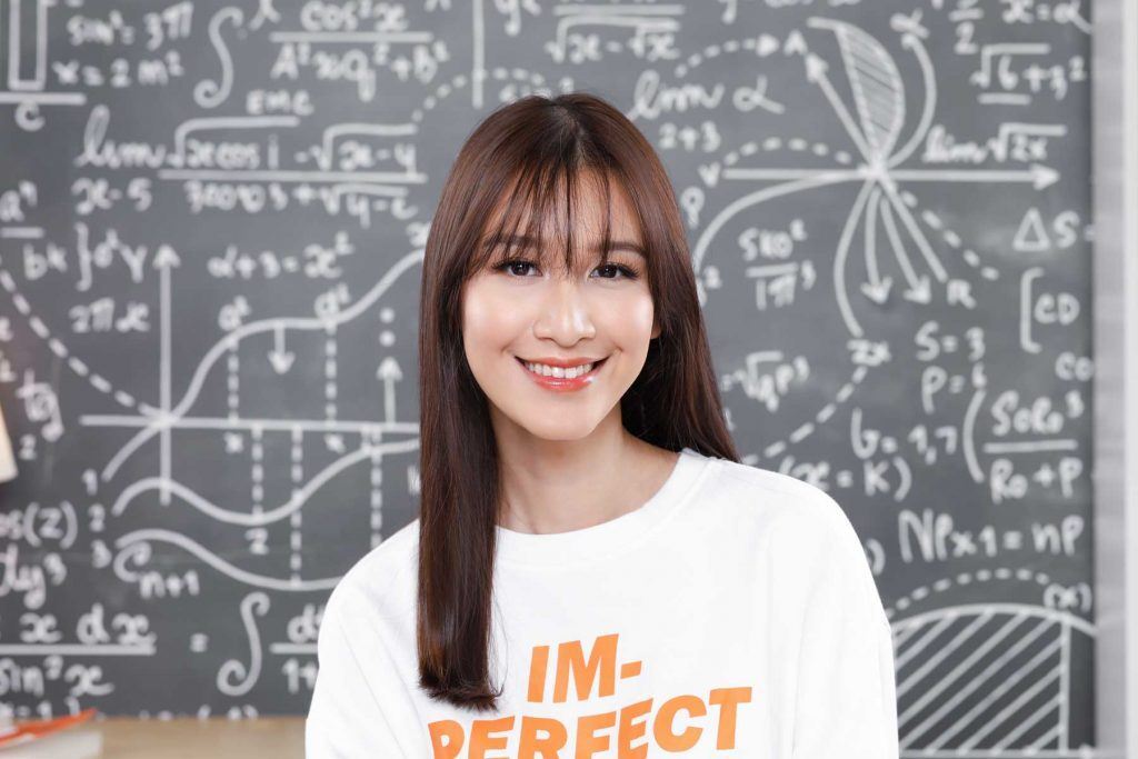 ผู้หญิงเอเชียผมยาวสีดำ