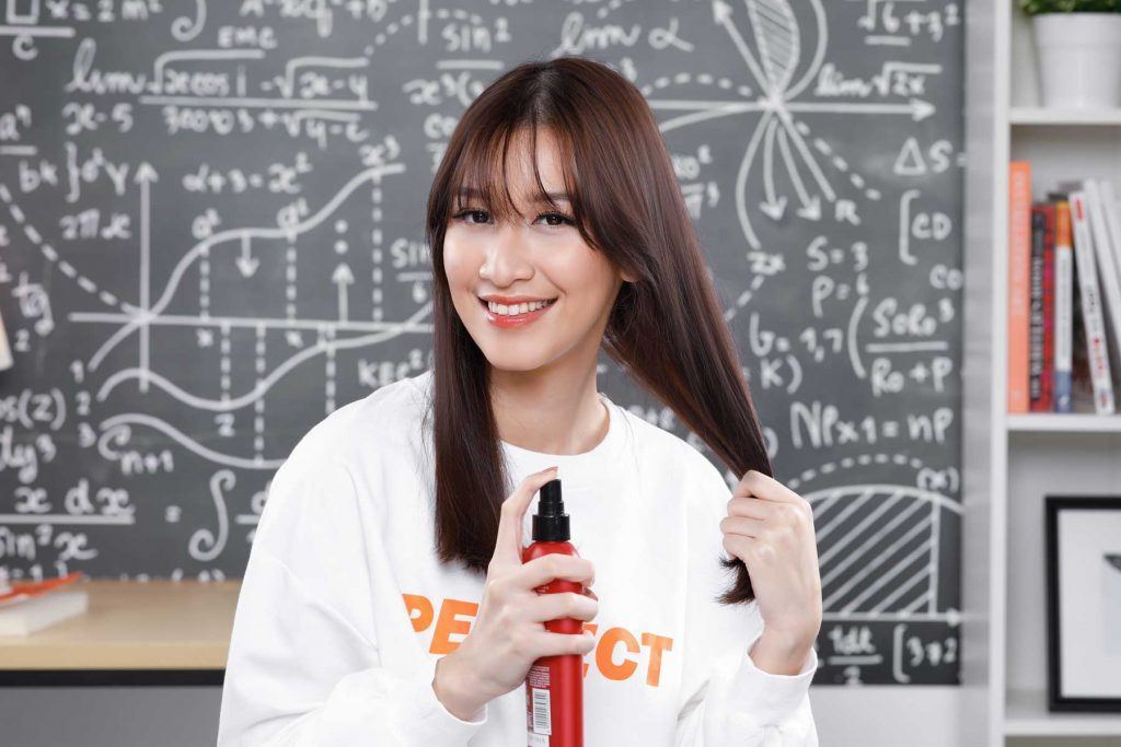 ผู้หญิงเอเชียผมยาวสีดำ กำลังฉีดสเปรย์กันความร้อน