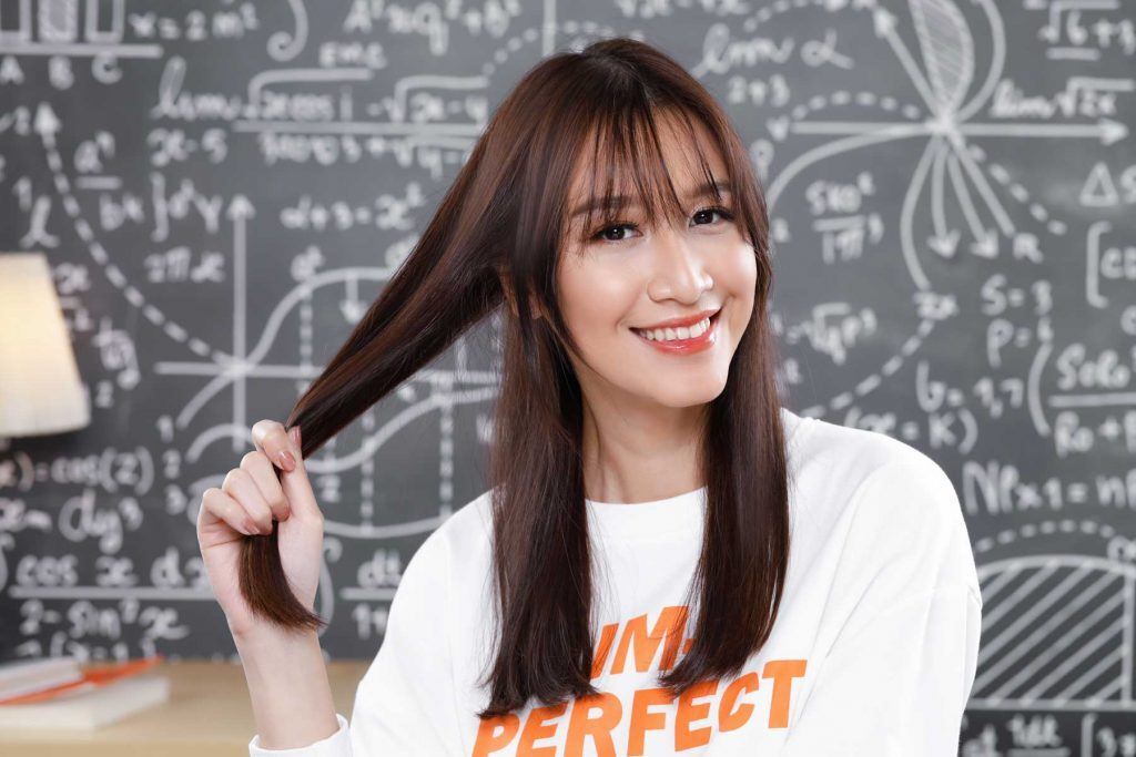 ผู้หญิงเอเชียผมยาวสีดำ กำลังจับผม