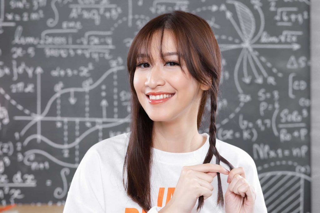 ผู้หญิงเอเชียผมยาวสีดำ กำลังถักเปีย