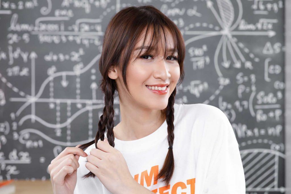 ผู้หญิงเอเชียผมยาวสีดำ กำลังถักเปีย