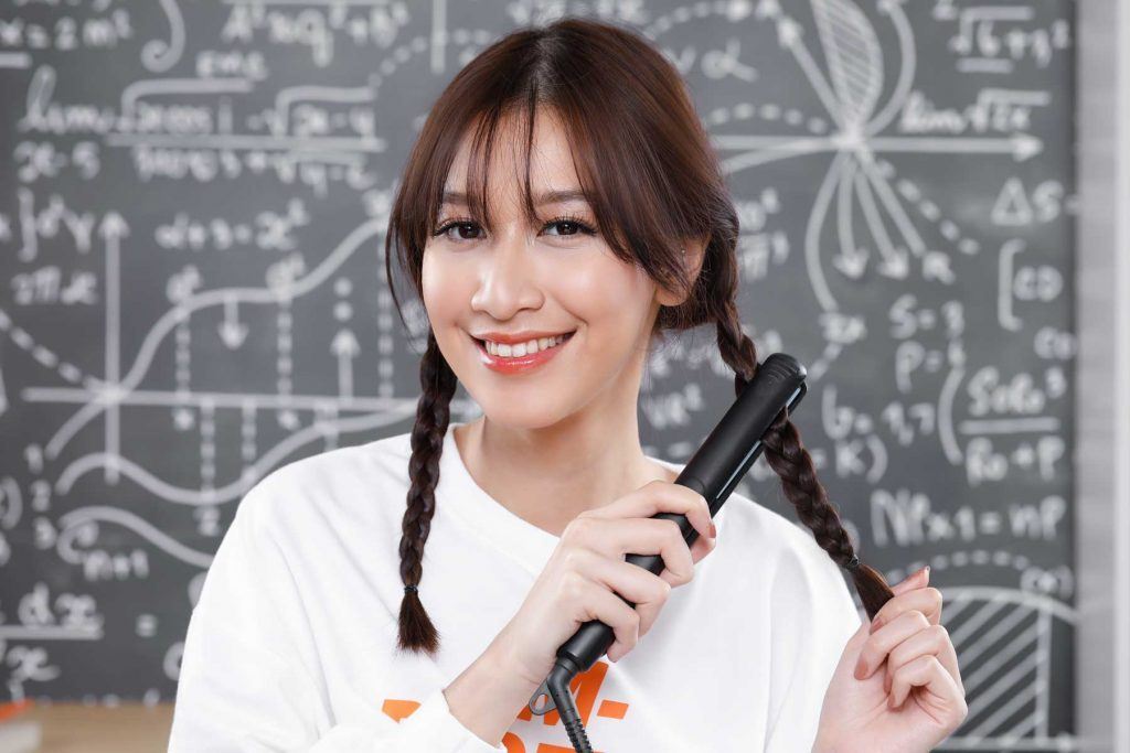 ผู้หญิงเอเชียผมยาวสีดำ กำลังหนีบผม