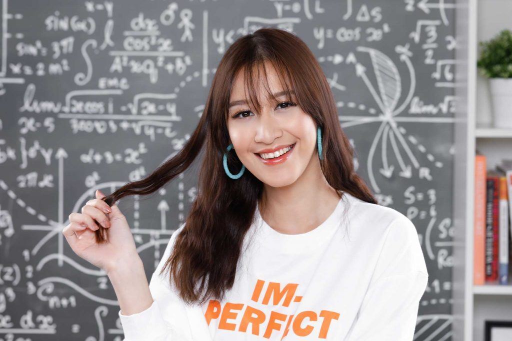 ผู้หญิงเอเชียผมยาวสีดำ ทำผมลอนง่ายๆ