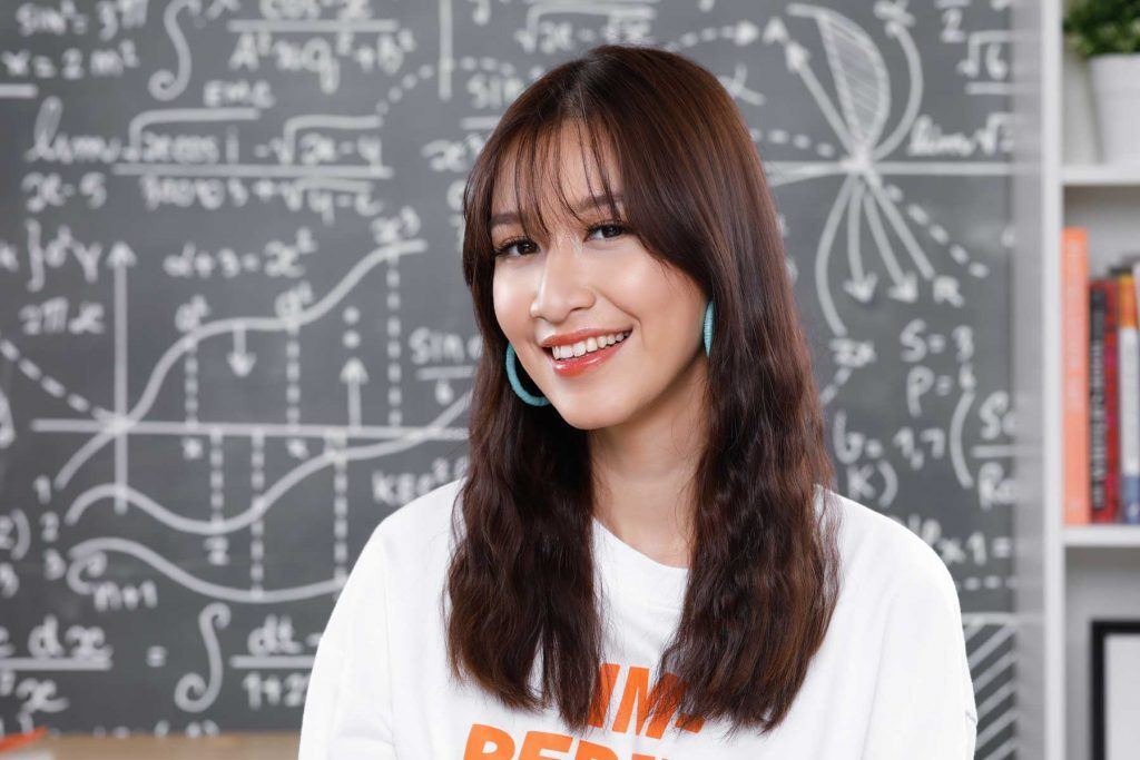 ผู้หญิงเอเชียผมยาวสีดำ ทำผมลอนง่ายๆ