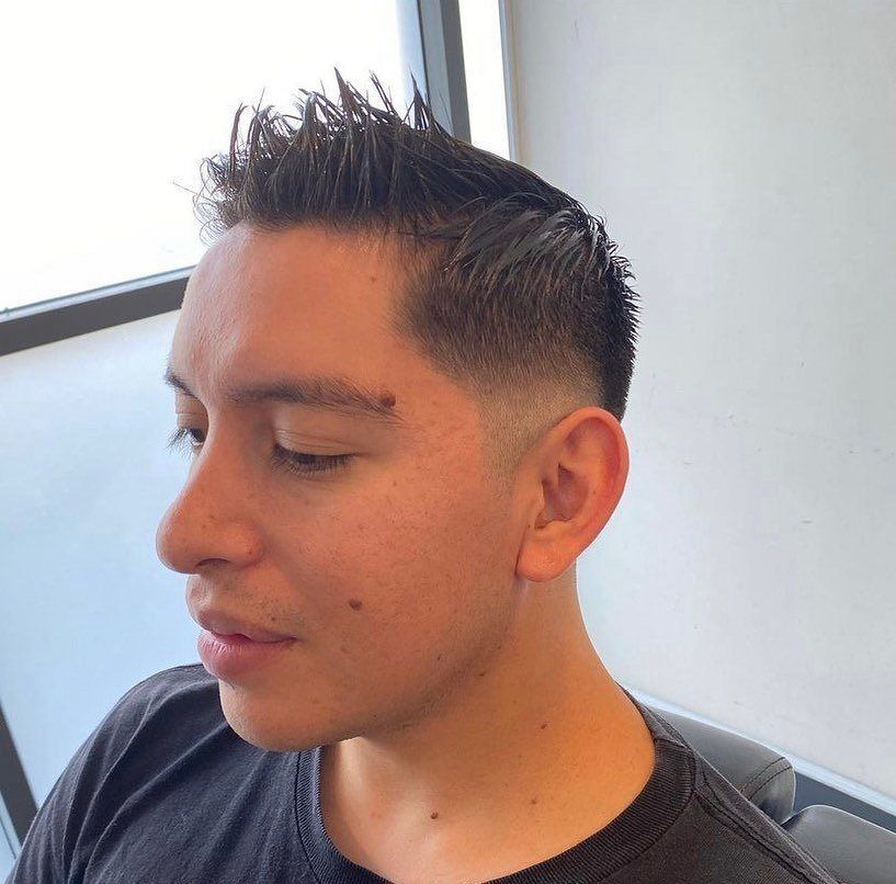 หนุ่ม ฝรั่ง ทำผมทรงทหารบัซคัท แบบมีเทกซ์เจอร์