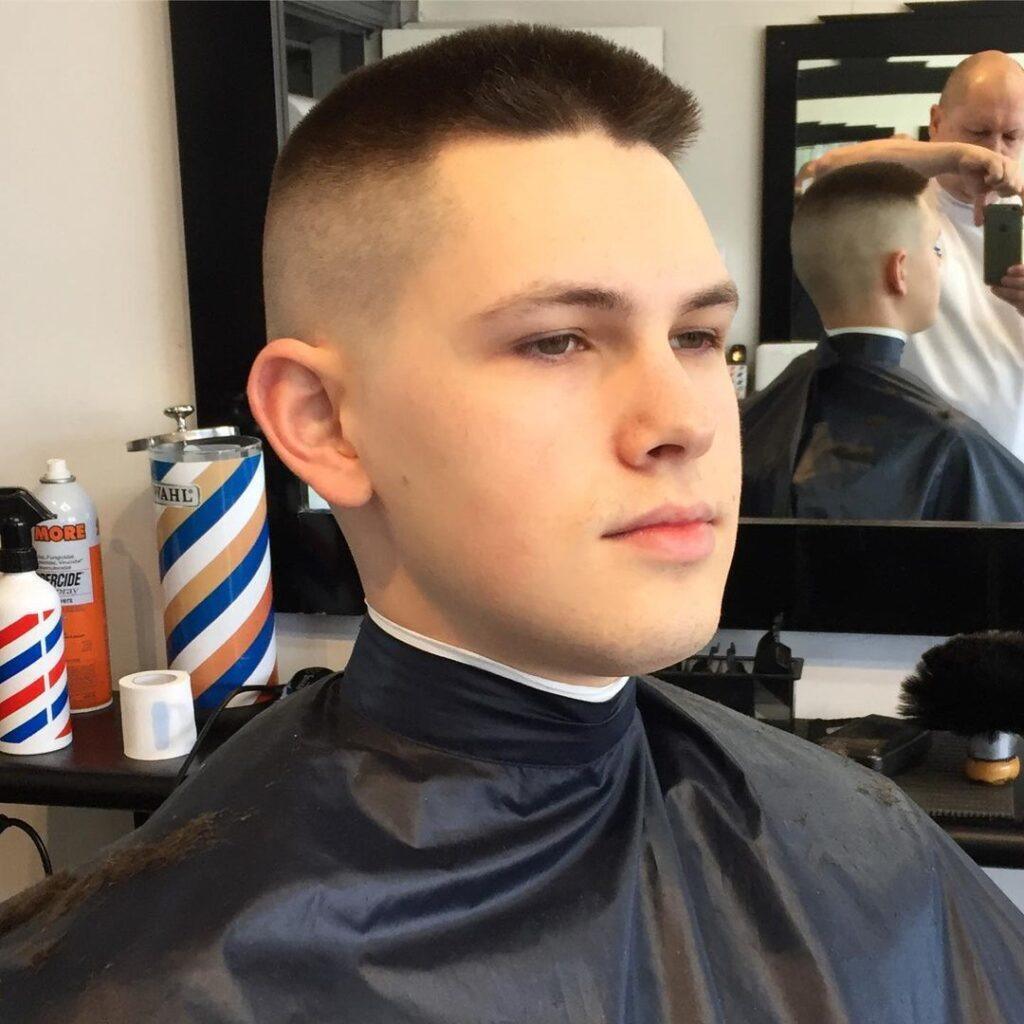 หนุ่ม ฝรั่ง ทำผมทรงทหาร ทรงลานบินแนวเฉียง