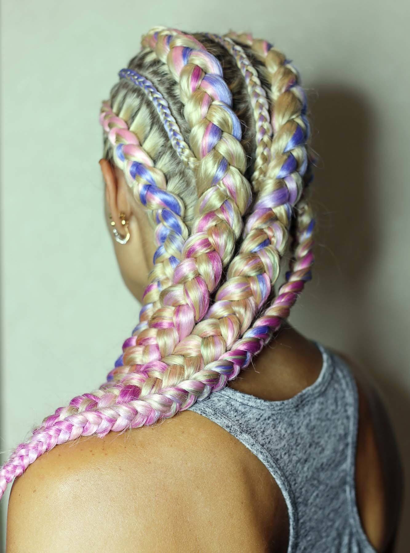 เปียคอร์นโรลเส้นใหญ่ (Credit: Rex by Shutterstock)