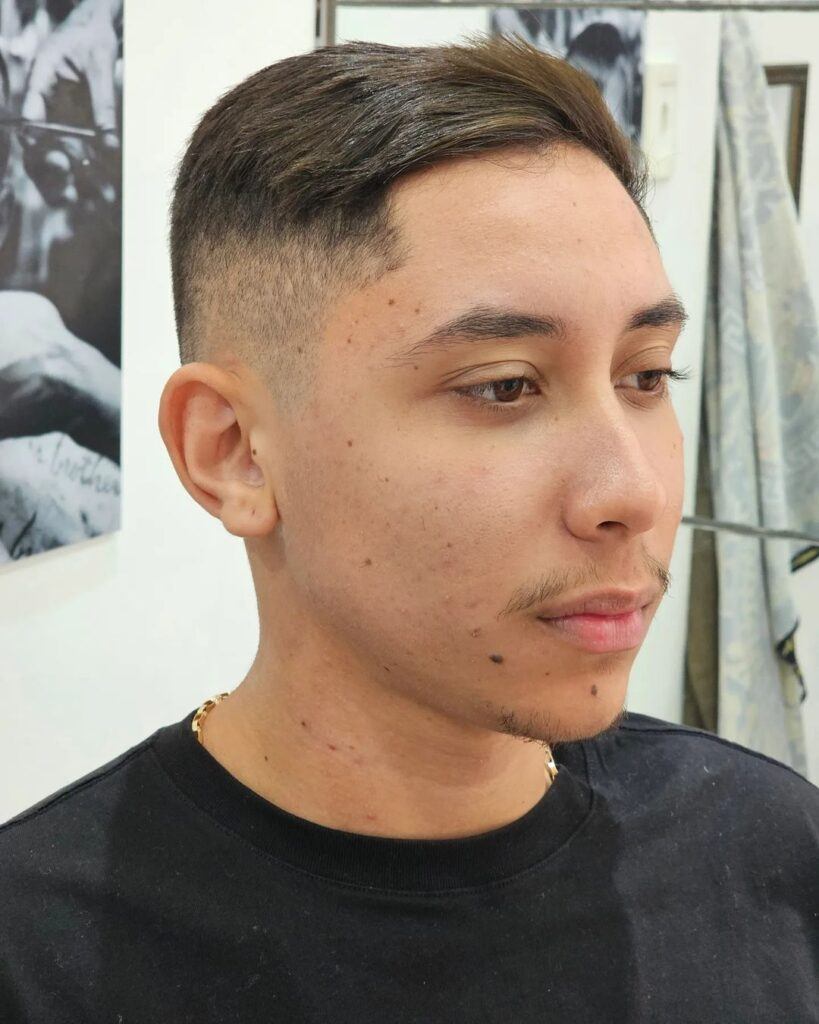 หนุ่ม เอเชีย หน้าเข้ม ทำผมทรงทหาร หวีปัดข้าง