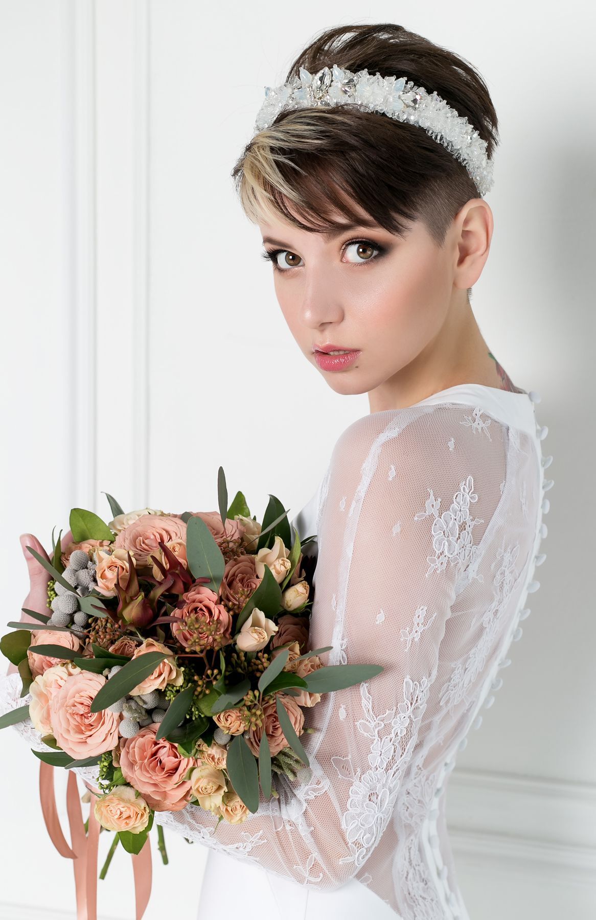 เจ้าสาวผมซอยสั้น (Credit : Shutterstock)