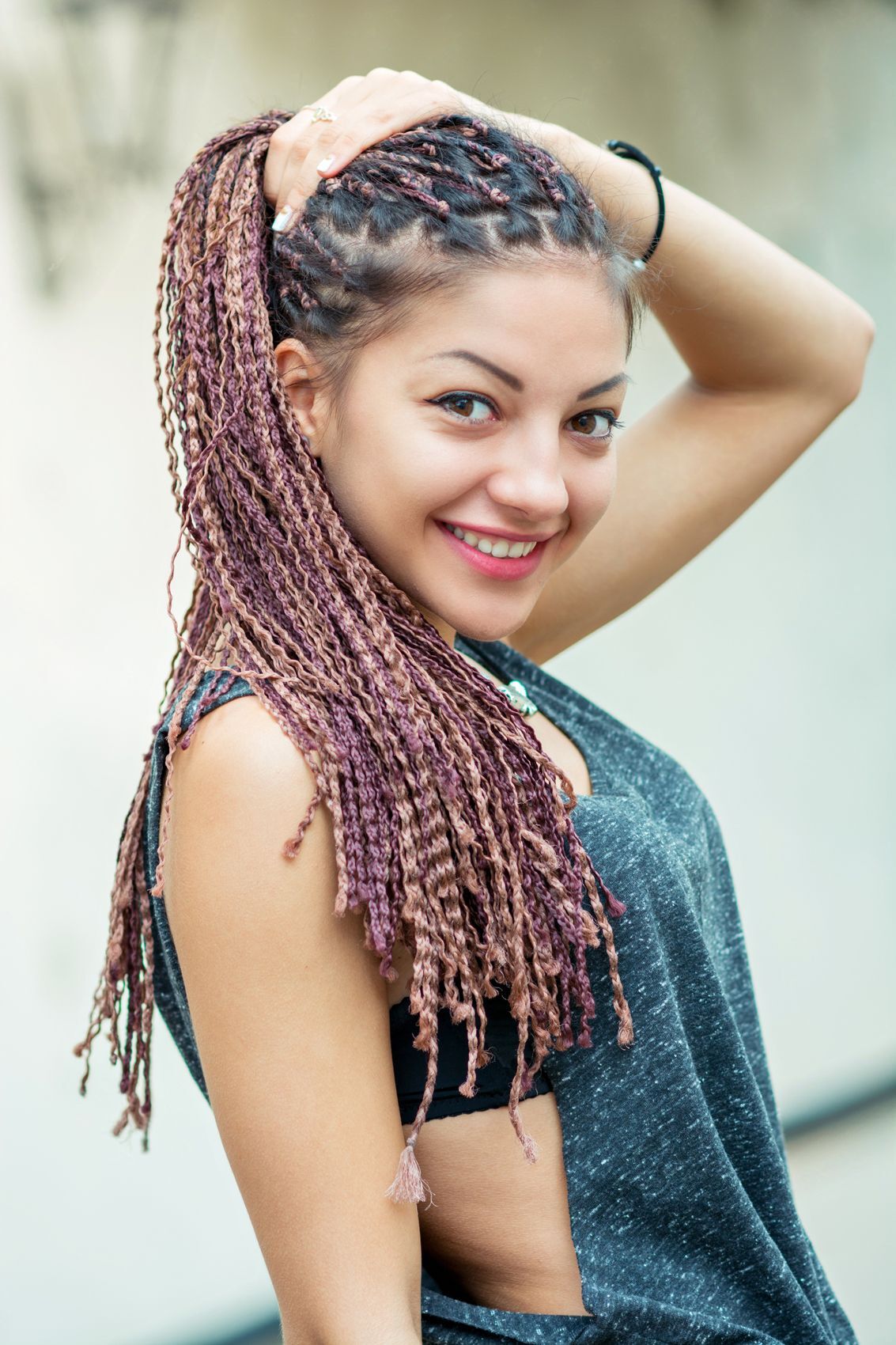เปีย Cornrow แบบติดหนังหัว (Credit : Shutterstock)