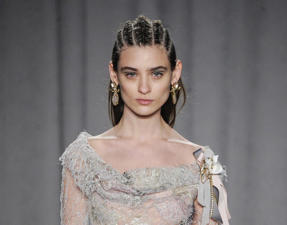 ถักเปีย Cornrows แซมไปกับทรงผม (cornrows braids) (Credit: indigitalimages.com)