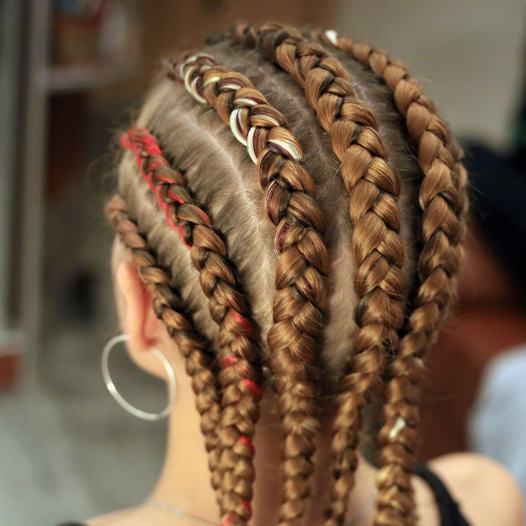 เปีย Cornrow แบบหลวม (Credit : Shutterstock)