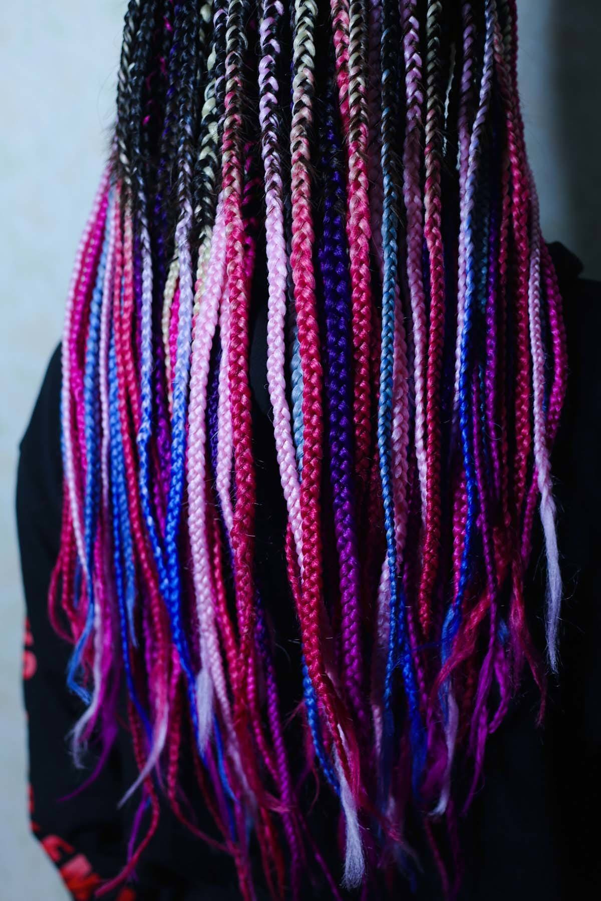 เปียคอร์นโรลสายรุ้ง (Credit: Rex by Shutterstock)