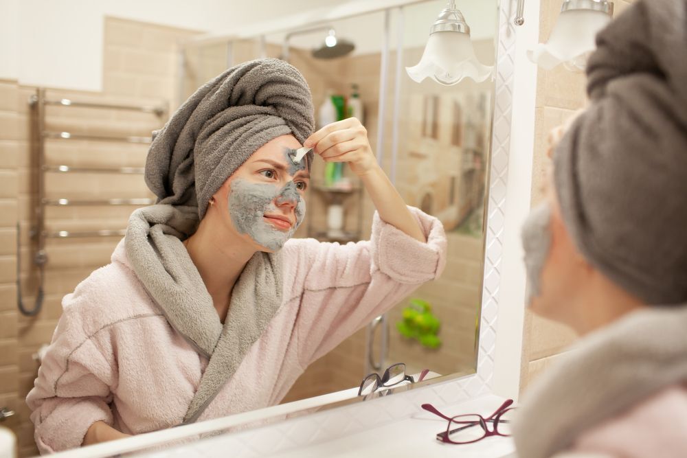 ผู้หญิงฝรั่งกำลังมาส์กหน้า ลดความมันบนใบหน้า