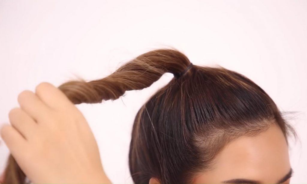 ผู้หญิงเอเชีย ผมยาว สาธิตวิธีทำ ทรงผมเกล้า