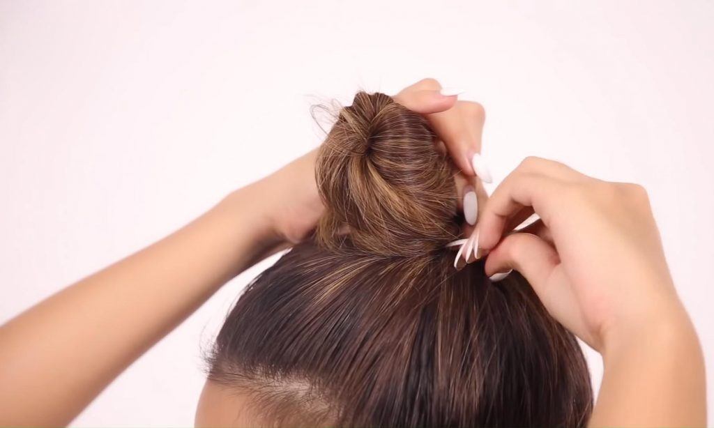 ผู้หญิงเอเชีย ผมยาว สาธิตวิธีทำ ทรงผมเกล้า