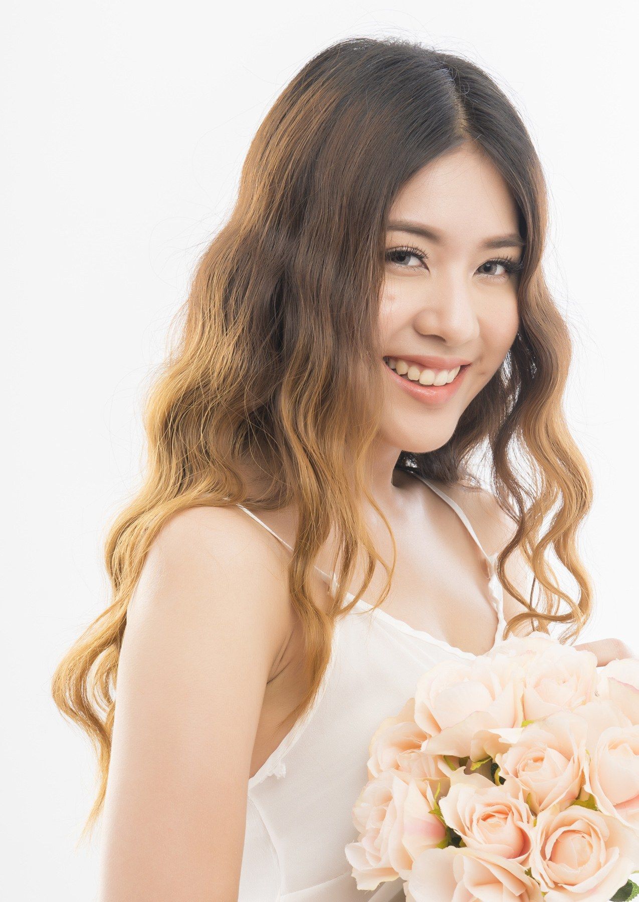 ทรงผมไปงานแต่งแบบม้วนลอนเป็นคลื่น (Credit: Rex by Shutterstock)