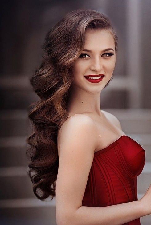 ผมดัดลอนเบี่ยงข้างสวยๆ (Credit: Shutterstock)