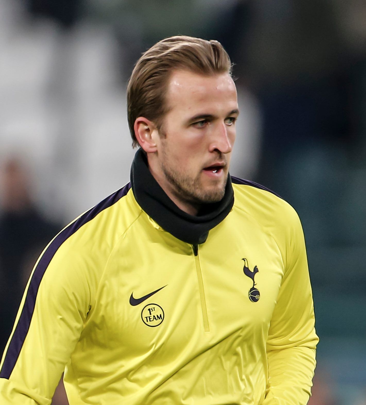 ทรงผมหวีเสยหรือสลิคแบคแบบแฮร์รี่ เคน (Credit: Rex by Shutterstock)