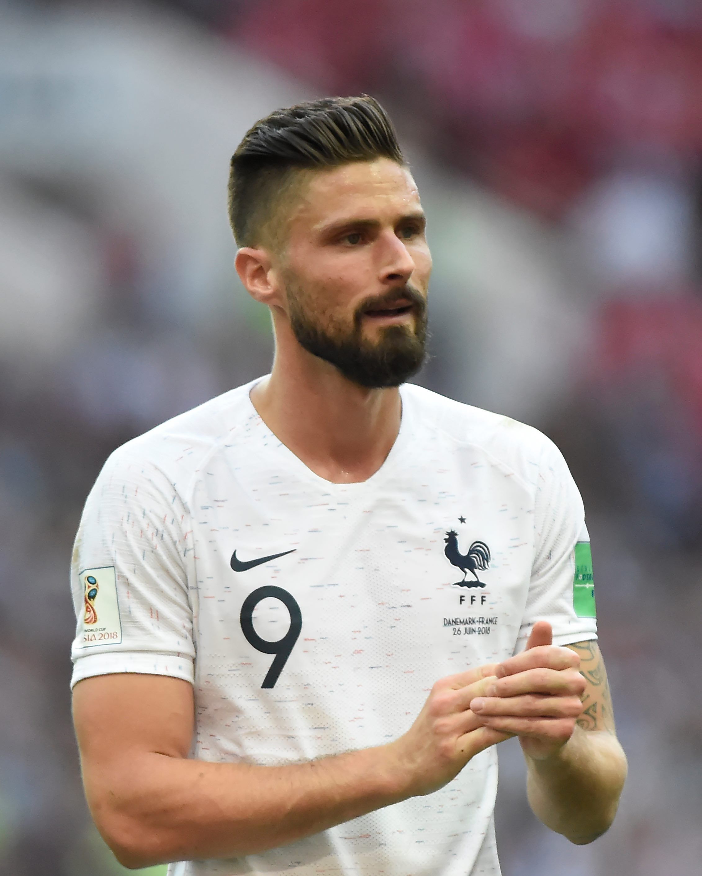 อันเดอร์คัตปอมปาดัวร์กับหนวดเครางามๆ ของ โอลิวิเยร์ ชีรูด์ (Credit: Rex by Shutterstock)