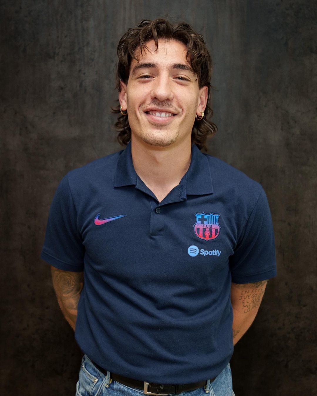 ทรงผมรากไทรยาวหยักศกของเฮคเตอร์ เบเยริน(Credit: Instagram/@hectorbellerin)