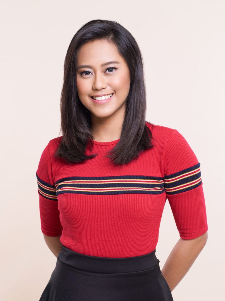 ผู้หญิงผมสั้นประบ่าสีดำ ถักเปียมงกุฎ