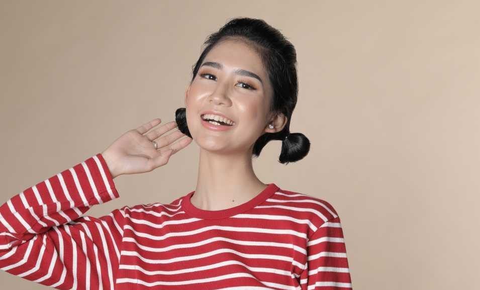 ผู้หญิงเอเชีย ผมสั้น สาธิตวิธีทำ ทรวผมสั้น ถักเปีย