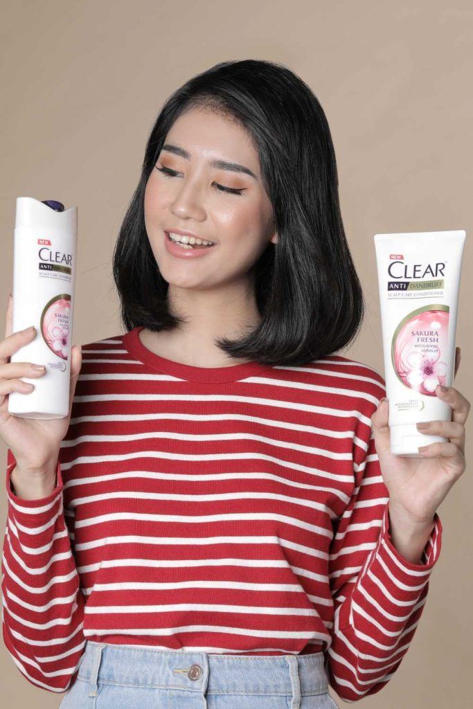 ผู้หญิงเอเชีย ผมสั้น สาธิตวิธีทำ ทรวผมสั้น ถักเปีย