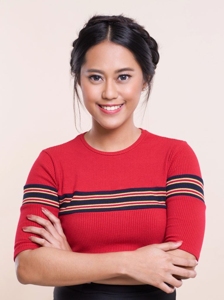 ผู้หญิงผมสั้นประบ่าสีดำ ถักเปียมงกุฎ