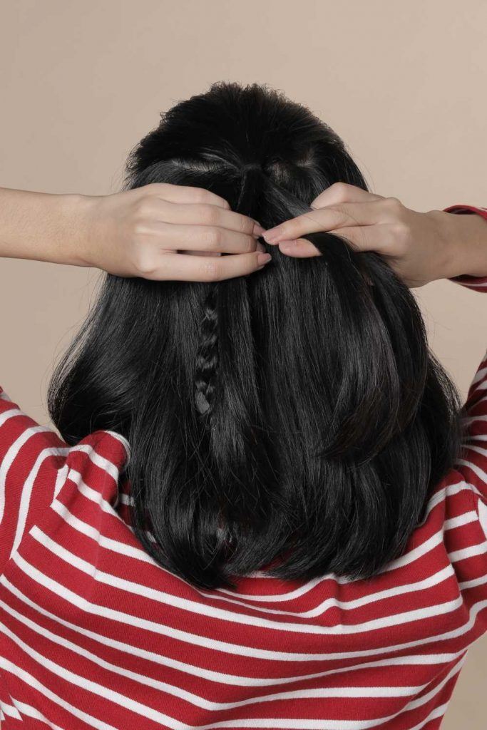 ผู้หญิงเอเชีย ผมสั้น สาธิตวิธีทำ ทรวผมสั้น ถักเปีย