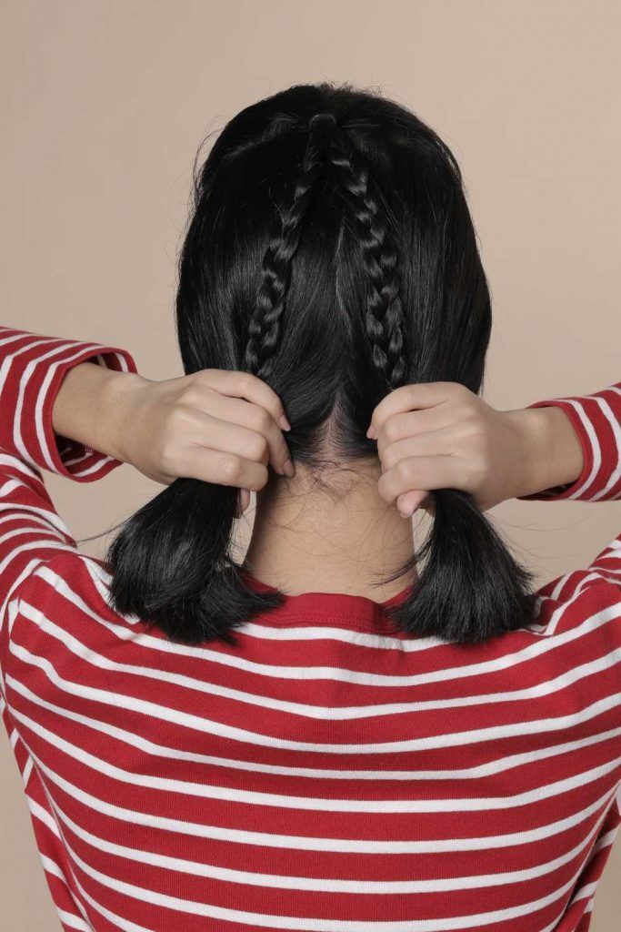 ผู้หญิงเอเชีย ผมสั้น สาธิตวิธีทำ ทรวผมสั้น ถักเปีย