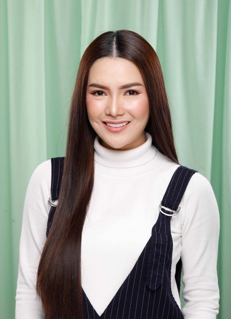 ผู้หญิงเอเชียผมยาวสีดำ