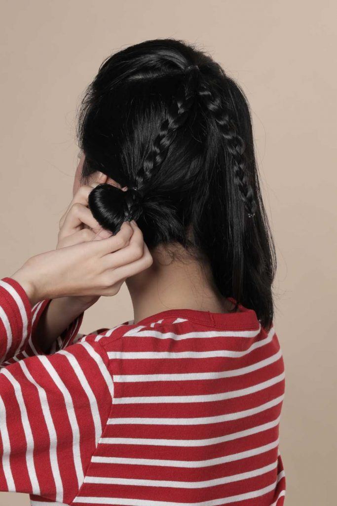 ผู้หญิงเอเชีย ผมสั้น สาธิตวิธีทำ ทรวผมสั้น ถักเปีย