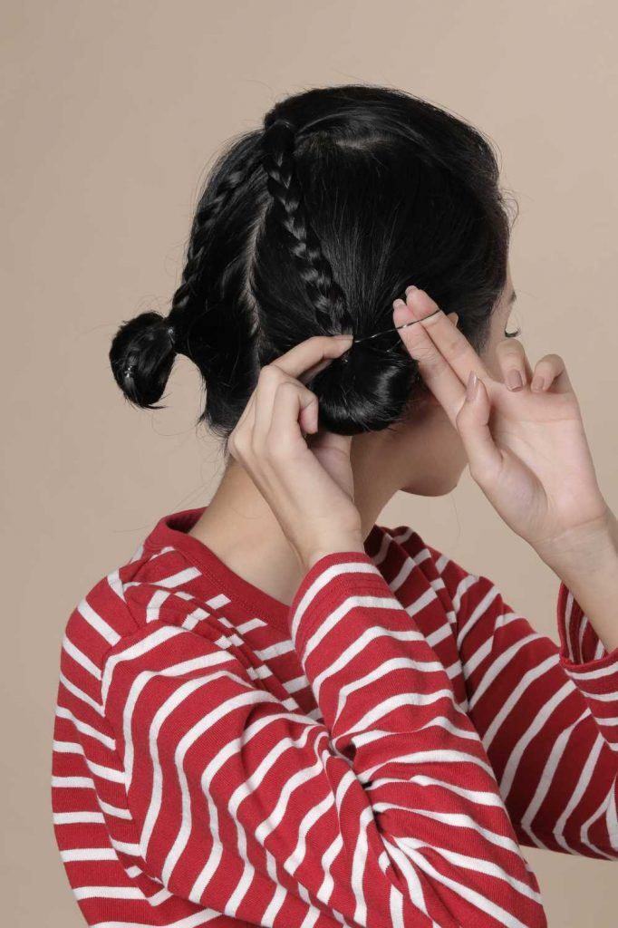 ผู้หญิงเอเชีย ผมสั้น สาธิตวิธีทำ ทรวผมสั้น ถักเปีย