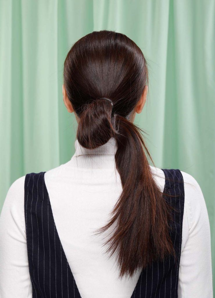 ผู้หญิงเอเชียผมยาวสีดำ ลุคสาวออฟฟิศ มัดผมหางม้า