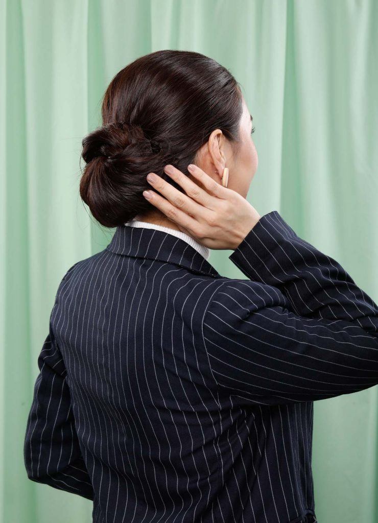 ผู้หญิงเอเชียผมยาวสีดำ ลุคสาวออฟฟิศ ทำทรงผมเกล้า ทรง ผม ไป ทำ งาน