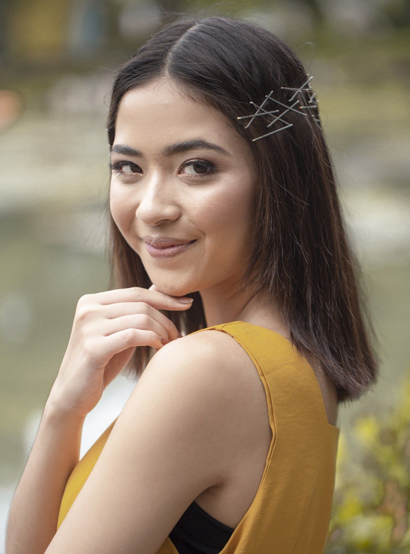 ผู้หญิง เอเชีย ผมยาวประบ่า สไลด์ปลายผม และติดกิ๊บ 