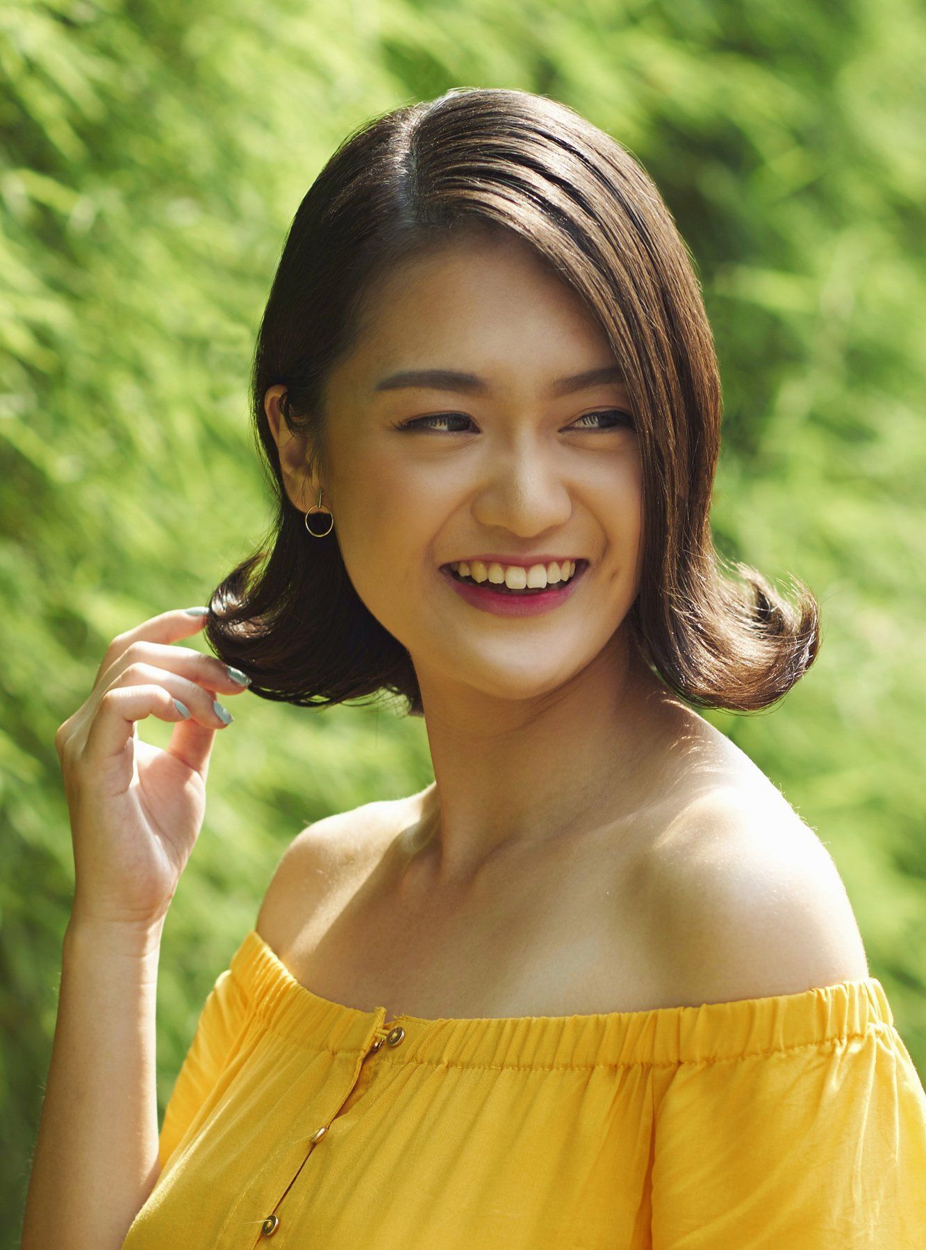 ผู้หญิง เอเชีย ไว้ทรงผมประบ่า ม้วนปลาย กำลังจับผม